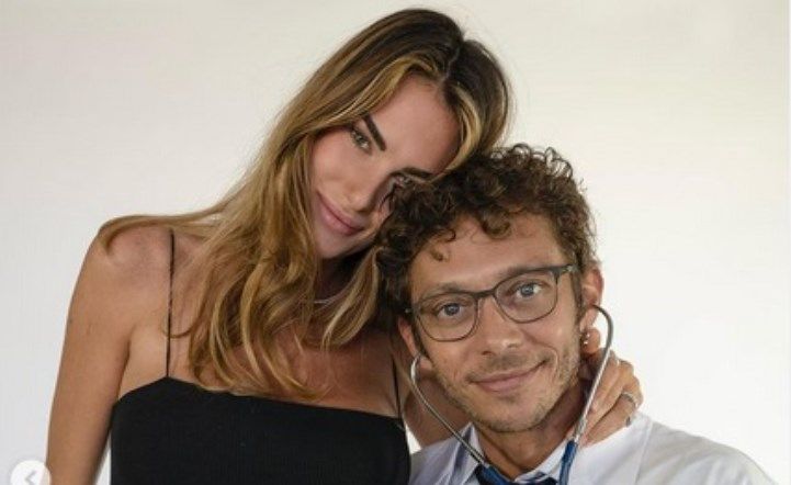 Hobi Baru Francesca Sofia Setelah Hamil Anak Valentino Rossi, Suka Selfie!