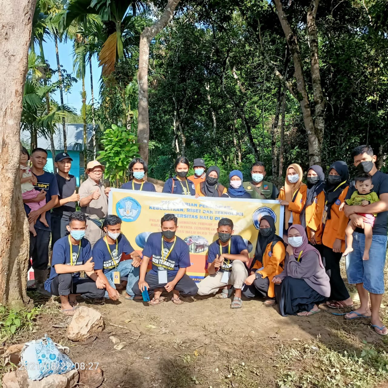 Foto bersama dosen dan mahasiswa KKN tematik FPt UHO bersama masyarakat desa abeko kec. Ranomeeto barat